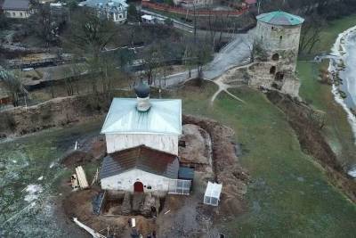 Стало известно, кто погребен в древних склепах у псковской Гремячки - mk-pskov.ru - Псковская обл.
