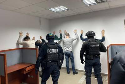 Полиция задержала коллекторов, которые шантажировали должников поддельными секс-фото - kp.ua
