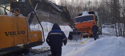 В Петрозаводске застрявший в сугробе мусоровоз доставали краном (ФОТО) - stolicaonego.ru - Петрозаводск