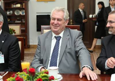 Милош Земан - СМИ: президент Чехии закурил в ресторане и лишил госбюджет 15 тыс. крон - vinegret.cz - Чехия