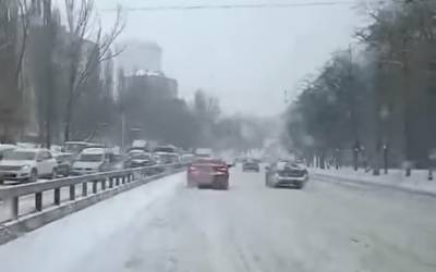 Тройные тарифы на такси и парализованные дороги: метель натворила бед в Киеве, лучше сменить планы и остаться дома - akcenty.com.ua - Киев