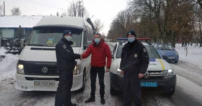 В холодном салоне мерзли пассажиры: под Черниговом водитель не мог завести микроавтобус из-за мороза (2 фото) - tsn.ua - Черниговская обл. - Львовская обл.
