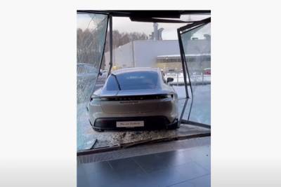 Михаил Литвин - Блогер - Сжегший элитный Mercedes блогер разбил машину за 13 млн рублей - abnews.ru