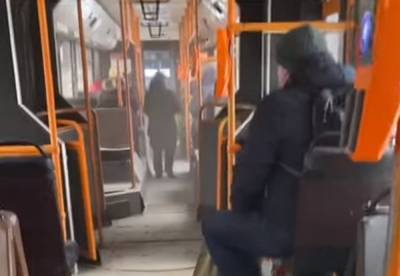 Киевляне сняли на видео "уставший" автобус с дырками в полу: "За что мы платим?" - politeka.net