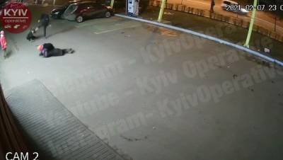 Возле пивного магазина в Киеве произошла жестокая массовая драка: видео 18+ - 24tv.ua - Киев - Черкасская обл.