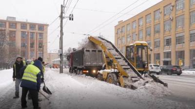 На уборку снега в Петербурге вышли более тысячи дворников - piter.tv - Санкт-Петербург
