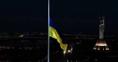 В Киеве из-за непогоды приспустили самый большой флаг Украины - focus.ua - Киев - Печерск