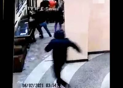 Сотрудник полиции из Свердловской области задержан за поножовщину в баре - province.ru - Свердловская обл.