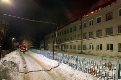Под Саратовом у школы сгорела крыша - saratov.mk.ru - Саратов