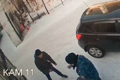 Россиянин напал с ножом на судебного пристава - lenta.ru - Улан-Удэ - респ.Бурятия