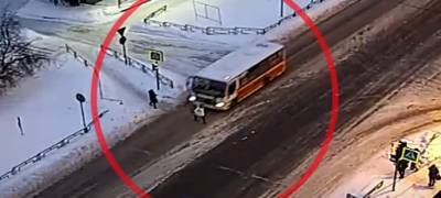 В Петрозаводске автобус сбил пешехода: женщина пролетела несколько метров (ВИДЕО) - stolicaonego.ru - Петрозаводск - республика Карелия