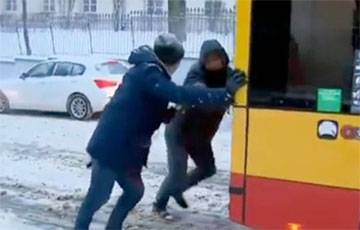 В Варшаве белорус стал героем телесюжета: он вытолкал в одиночку буксующий автобус - charter97.org - Варшава