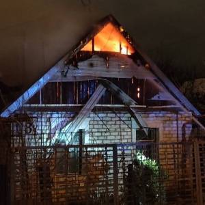 В Днепровском районе Запорожья загорелся частный дом. Фото - reporter-ua.com - Запорожская обл. - Запорожье - Гсчс