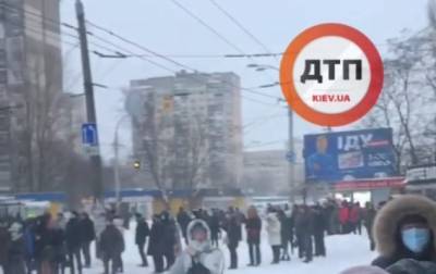 Из-за снега в Киеве выросли гигантские очереди из желающих уехать: Видео - news.bigmir.net - Киев