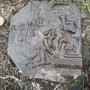Во Львовской области раскопали старинную металлическую плиту с барельефом. Фотофакт - reporter-ua.com - Львовская обл.