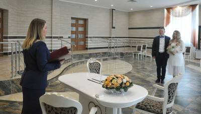 Анастасия Ракова - В загсах Москвы сняли введенные из-за коронавируса ограничения - gazeta.ru - Москва
