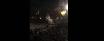 В Новосибирске экскаватор скинул грязный снег с моста в Обь - runews24.ru - Новосибирск