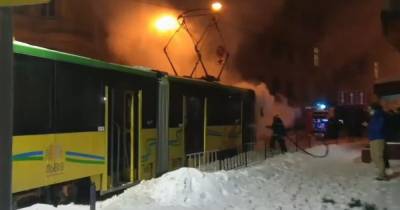Во Львове пытались потушить снегом загоревшийся трамвай (видео) - focus.ua - Киев - Львов