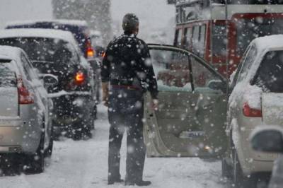 Украину засыпает снегом: На каких дорогах сейчас ограничено движение транспорта - zik.ua - Украина - Гсчс
