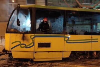 Во Львове вспыхнул трамвай с пассажирами, люди принялись тушить его снегом - zik.ua - Львов