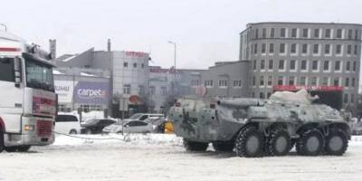На улицы Киева для эвакуации застрявших в снегу грузовиков вывели БТР — видео - nv.ua - Киев