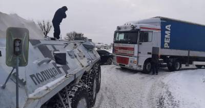 Снегопад в Киеве: на дорогах задействовали тракторы и БТР (ФОТО, ВИДЕО) - dsnews.ua - Киев