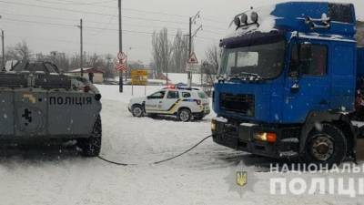 Снегопад в Киеве: для эвакуации автомобилей задействовали БТР - ru.espreso.tv - Киев
