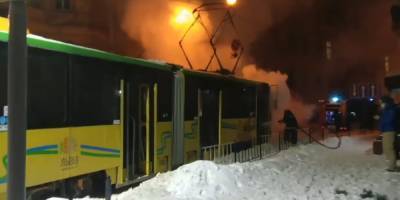 Во Львове загоревшийся трамвай тушили с помощью снега (видео) - sharij.net - Египет - Львов - Одесса - Харьков - Запорожье