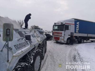 В Киев стянули БТРы для помощи автомобилям в снегу (ФОТО) - lenta.ua - Киев