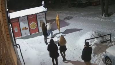 Битва с памятником чебуреку в Костроме попала на видео - vesti.ru - Кострома - Kostroma