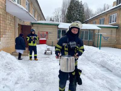 В Киеве пожарные не успели потушить огонь в детсаде, но накормили детей: фото - 24tv.ua - Киев - Гсчс