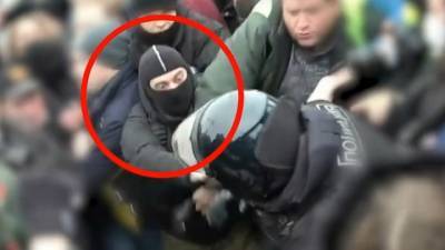 Задержан мужчина, напавший на силовика во время несанкционированной акции - vesti.ru - Москва