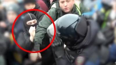В Москве задержан мужчина, ударивший полицейского на митинге. На акции он был в балаклаве - znak.com - Москва