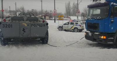 На улицы Киева вывели полицейские бронетранспортеры для борьбы со снегом (ВИДЕО) - delo.ua - Украина - Киев