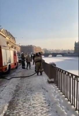 В Петербурге к надписи «Навальный» на снегу стянули МЧС и полицию: лили воду из шлангов - znak.com - Ленинградская обл. - Санкт-Петербург