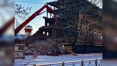 Продление сроков сноса бани привело к транспортному коллапсу в Великом Новгороде - riafan.ru - Великий Новгород