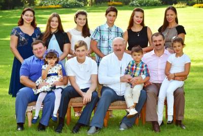 Александр Лукашенко - Наталья Эйсмонт - На новом сайте президента Беларуси разместили фото Лукашенко без усов и с семью внуками - kp.ua - Белоруссия