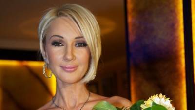 Лера Кудрявцева - «Работаю сидя»: Лера Кудрявцева вышла на съемки после серьезного перелома - 5-tv.ru