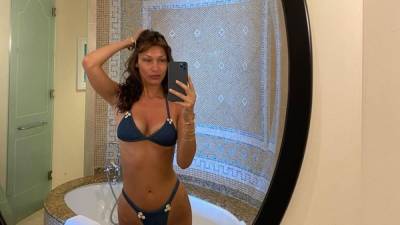 Деми Роуз - Белла Хадид - В купальнике: Белла Хадид показала откровенный образ в ванной комнате – жаркие фото - 24tv.ua