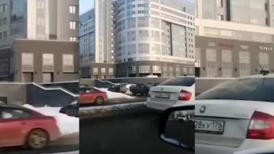 Водитель посадил за руль маленькую девочку на Малоохтинской набережной - piter.tv - Санкт-Петербург - район Колпинский