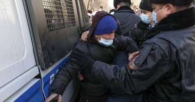 Нурсултан Назарбаев - В Казахстане полиция задержала десятки протестующих против Назарбаева - dsnews.ua - Казахстан - Алма-Ата