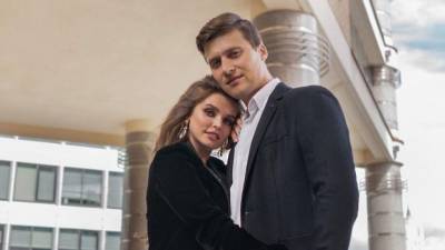 Александр Энберт - Победитель «Ледникового периода» сыграл свадьбу с женой через год после похода в ЗАГС — видео - 5-tv.ru
