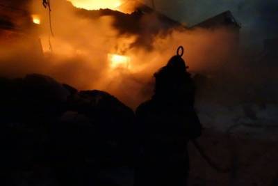 В Хабаровске пожарные продолжают тушить крупное возгорание на заводе - hab.aif.ru - Хабаровск