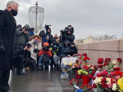 Джон Салливан - Борис Немцов - Дебора Броннерт - Ребекка Росс - Послы США, Великобритании и Латвии возложили цветы к месту гибели Бориса Немцова - kasparov.ru - Москва - Англия - Латвия