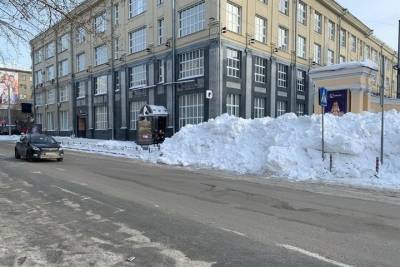 Снегоотвал устроили на пешеходном переходе в центре Новосибирска - novos.mk.ru - Новосибирск