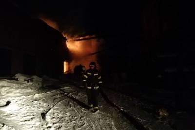 В Хабаровске закончили тушить крупный пожар на складе с пластиком - hab.aif.ru - Хабаровск
