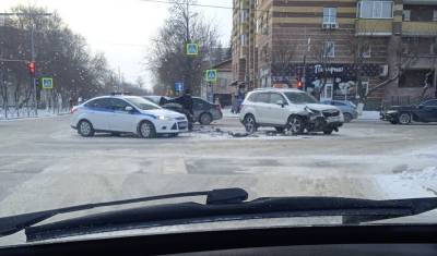 В Тюмени на пересечении Ямской и Толстого столкнулись внедорожник и легковушка - nashgorod.ru - Тюмень