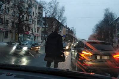 В Твери нарушитель брызнул в глаза перцовым балончиком невиновному водителю - tver.mk.ru - Тверь