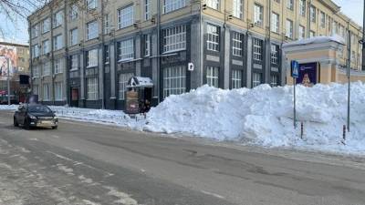 В Новосибирске для того чтобы попасть в кинотеатр, нужно преодолеть огромный сугроб - vesti.ru - Новосибирск