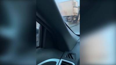Фура перекрыла несколько полос для движения на юге Петербурга после ДТП со столбом - piter.tv - Санкт-Петербург